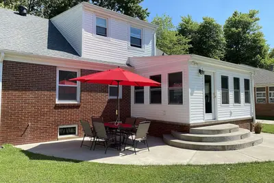 Image de Centrally Located Mid Century Traditional Home