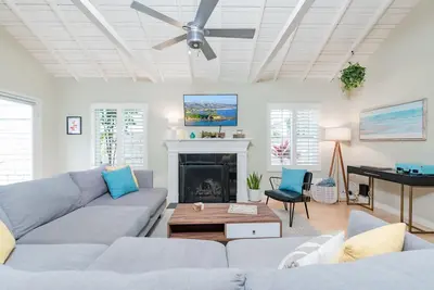 Image de A Newport Beach Standout! | Steps to Sand | Gorgeous Interior | Central to all of the Hot Spots!