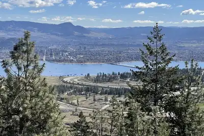 Image de Beautiful Kelowna Private Guesthouse - Panoramic Lake views! License number 9031