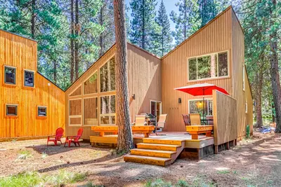 Image de Perfect lakeside retreat near town with furnished deck & grill