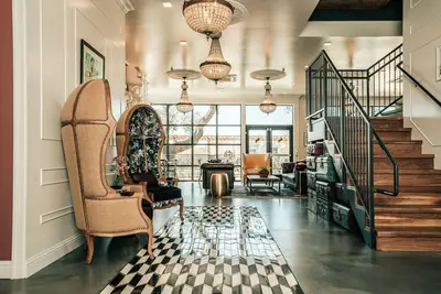 Image de New Boutique Two Bedroom\/Two Bath w\/ Chic Pool and Lavish Coffee & Cocktail Bar