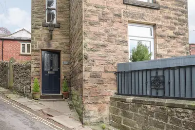 Kirkham House, pet friendly, with hot tub in Matlock Bath