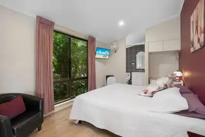 Image de Bed and Breakfast with stunning rural views overlooking pool. Handy to town.