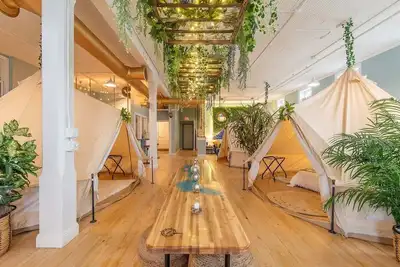 Image de Experience Stay at the Glamping Loft Lake Geneva |Group Stays |Stylish Tent Suites |Kitchen & Bar