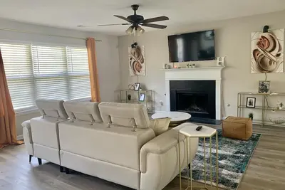 Image de Spacious, Modern House with Cozy Fireplace, Home Office and Master Suite