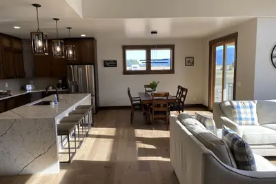 Image de Beautiful and Brand New Custom Built Home, Stunning Views, Convenient Location