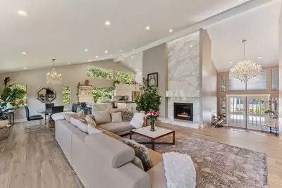 Image de Modernist Wine Country Estate Home - Newly remodeled & centrally located Jacuzzi