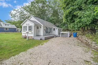 Image de 2024 Remodel! Updated Cottage near Beach and Park