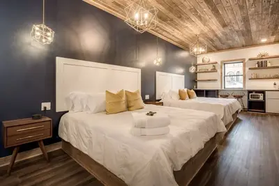 Image de Prime Location with Hotel Comforts