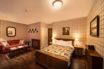 Image de The wooden floors, vintage furniture, and tartan accents create a comfy room