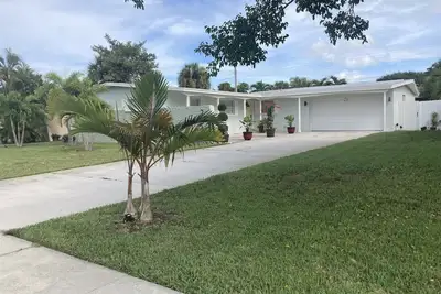 Image de Pet Friendly Space Coast Oasis - Walk to beach!