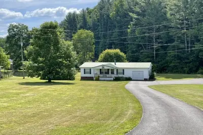 Image de Comfy Getaway w\/ stream and bridge out back
