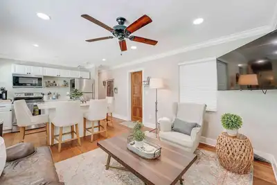 Image de Remodeled Downtown Apartment #1