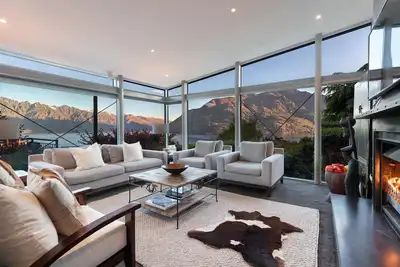 Image de Stunning lake and mountain views, spa, close to town in a peaceful neighbourhood