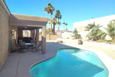 Image de Pool, bbq, quite, serene yet close to all the action of Lake, beaches downtown