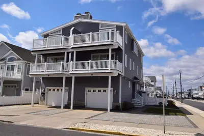 Image de Beautiful, gorgeous, four bedroom townhouse with three full bathrooms and one half bathroom
