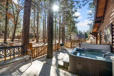 Image de Adorable 1, 500 sq ft log cabin, Hot Tub! Close to Lake, Village, & Forest!