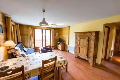 Image de Le Monétier les Bains: Appartement de 55m2, style Montagnard, dans grand chalet