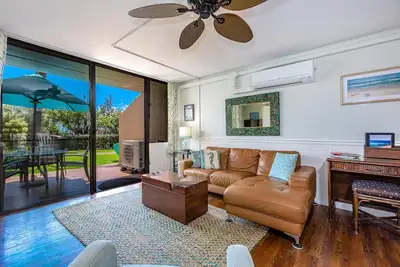Image de Beautifully updated ground floor condo. Just steps from the beach and pool!