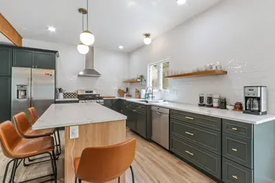 Image de Newly Renovated house steps from downtown and the lake