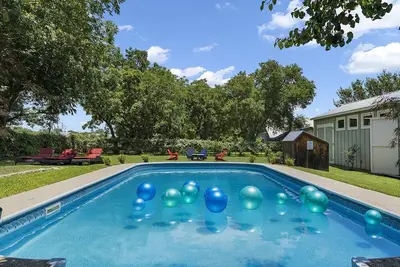 Image de Claudia's Haus | Pool & Hot Tub | Spacious Indoor & Outdoor Spaces