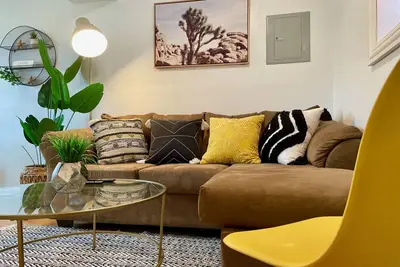 Image de Quaint & Quiet Blocks From the Beach! | Smart Stays