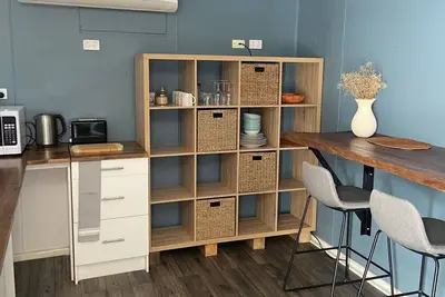 Neat, tidy, private one bedroom cottage retreat in Humpty Doo
