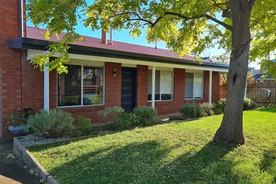 Image de Recently renovated house in quiet leafy surroundings. .