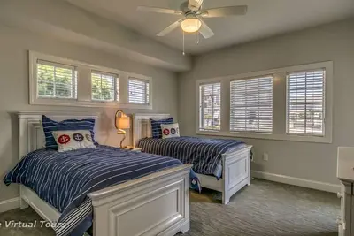 Image de Enjoy your summer vacation in this lovely 5 bedroom, 5 bath home only steps to one of Stone Harbor's nicest beaches.