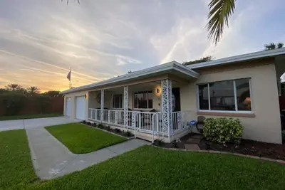 Image de Spacious Beach house/1 block to beach/45 mins to Disney/close to port and Nasa.