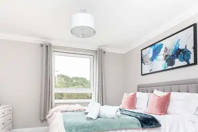 Image de Bournecoast: Modern Apartment - Balcony & Parking - Near Sandy Beaches - Fm6326