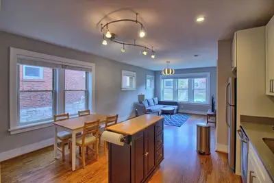 Image de Elegant Minimalist Gem w/ Private backyard, W/D
