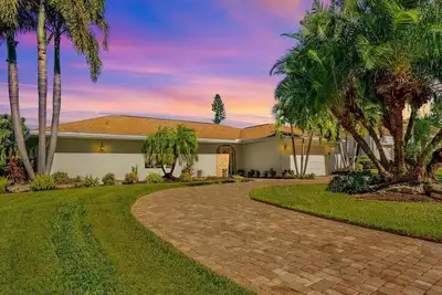 Image de Relaxing Canal Home, just 2 blocks from Beach!