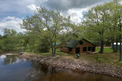 Image de \"The Dam House\" Lake and River Front Home with Beautiful Sunset Views
