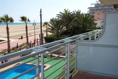 Image de Apartment on the beachfront with pool and parking
