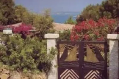 Image de Villa surrounded by greenery at a very short distance from the sea