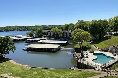 Image de Lakefront Views, Bright & Airy Condo w/ 2 Pools, 2 Hot Tubs & Dock Access