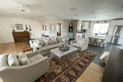 Image de Your home away from home in the heart of Arcadia!