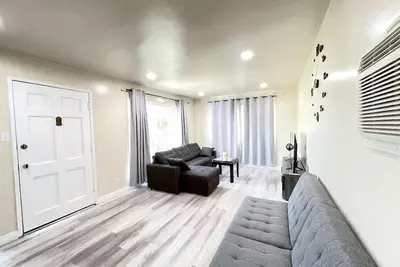 Image de Cozy back house w/self checking in the heart of La Full Kitchen, Wifi