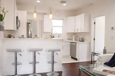 Image de Modern Northwood Historic Home