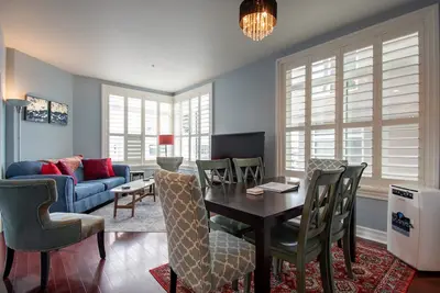 Image de 2 Bedroom Home in Downtown Seattle! King Bed/Secured Parking & Indoor Pool!