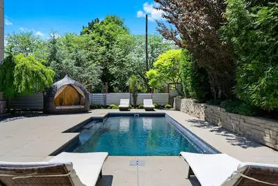 Image de Modern Architectural House with Pool and Hot Tub