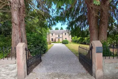 Old Manse, family friendly, character holiday cottage in Muir Of Ord