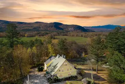 Image de North Conway Getaway | Hot Tub, Pool & Sleeps 25!