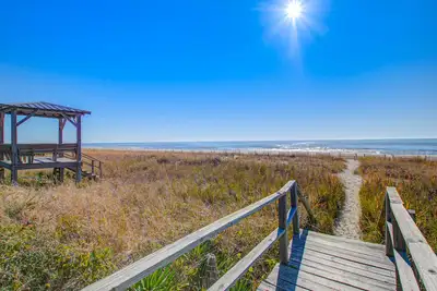 Image de Dog-friendly beachfront house with screened porch, Ac & W/D