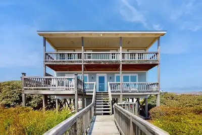 Image de Newly renovated beachfront house with private washer/dryer, central Ac, and deck