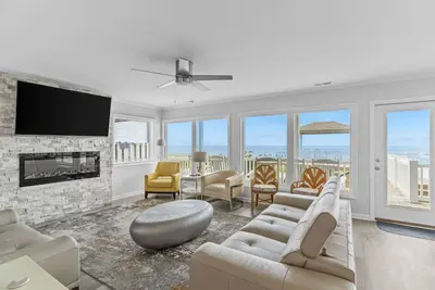 Image de Renovated beachfront house with lovey interior & large decks - steps to sand
