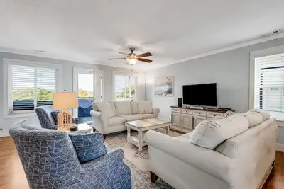 Image de Stylish Duplex Near Ocean with 4 Decks, Fantastic View, Outdoor Shower - Dogs Ok