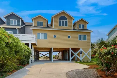 Image de Oceanfront, two-level duplex with sundeck, washer/dryer, & central Ac