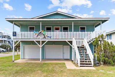Image de Second-Row Home with Beach Access, Fenced Backyard, 2 Covered Porches & WiFi